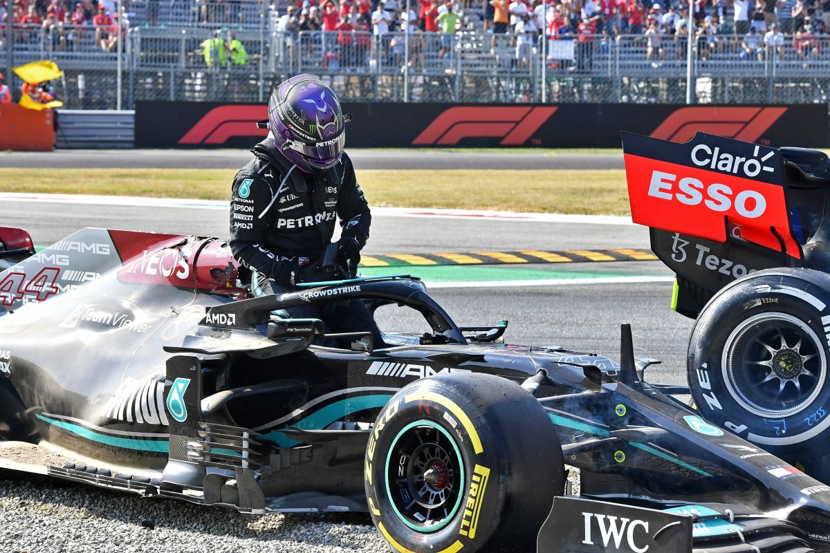 Hamilton diselamatkan "halo" saat tabrakan dengan Verstappen di Monza