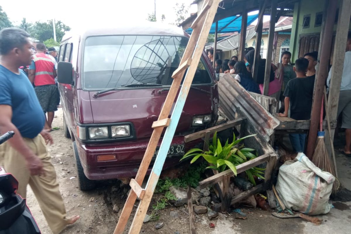 Sopir mengantuk, zebra tabrak bengkel di Pasaman