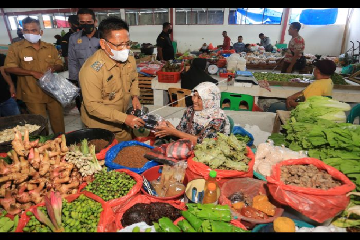 Pemko Banda Aceh bagikan masker bantuan BNPB ke pedagang