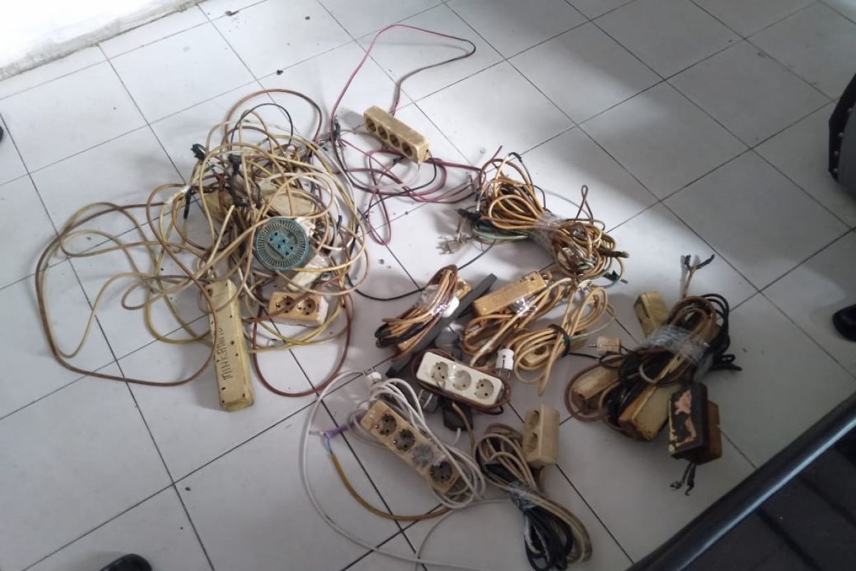 Lapas Padang razia puluhan kabel untuk pastikan keamanan listrik