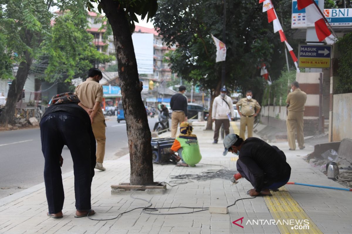 Sudin Bina Marga Jaksel lakukan penataan trotoar di Tebet Raya