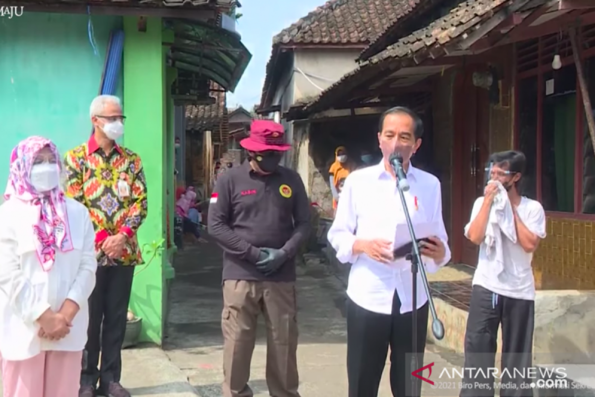 Presiden Joko Widodo ingin memastikan vaksinasi massal berjalan di seluruh provinsi