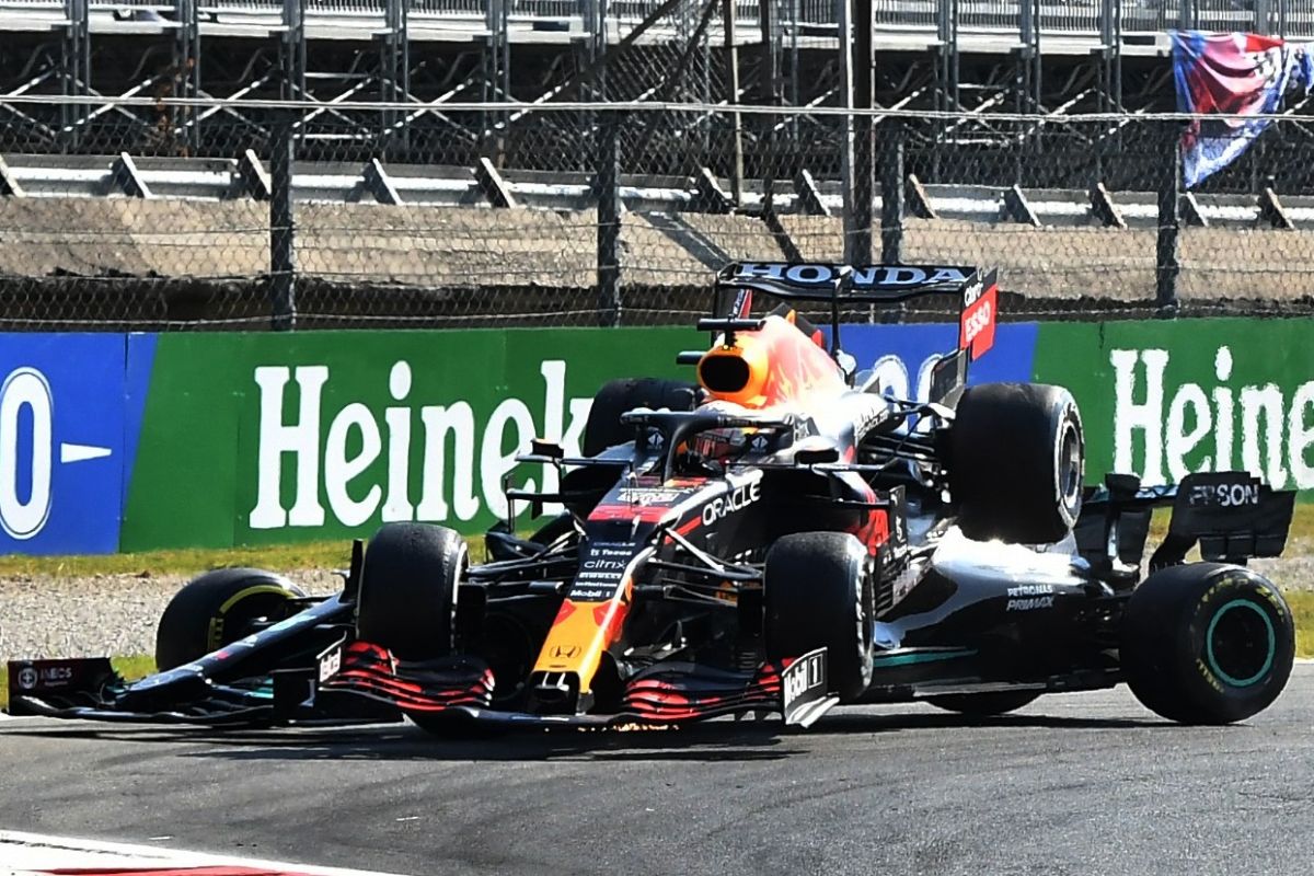 Verstappen diganjar penalti karena tabrakan dengan Lewis Hamilton di Monza