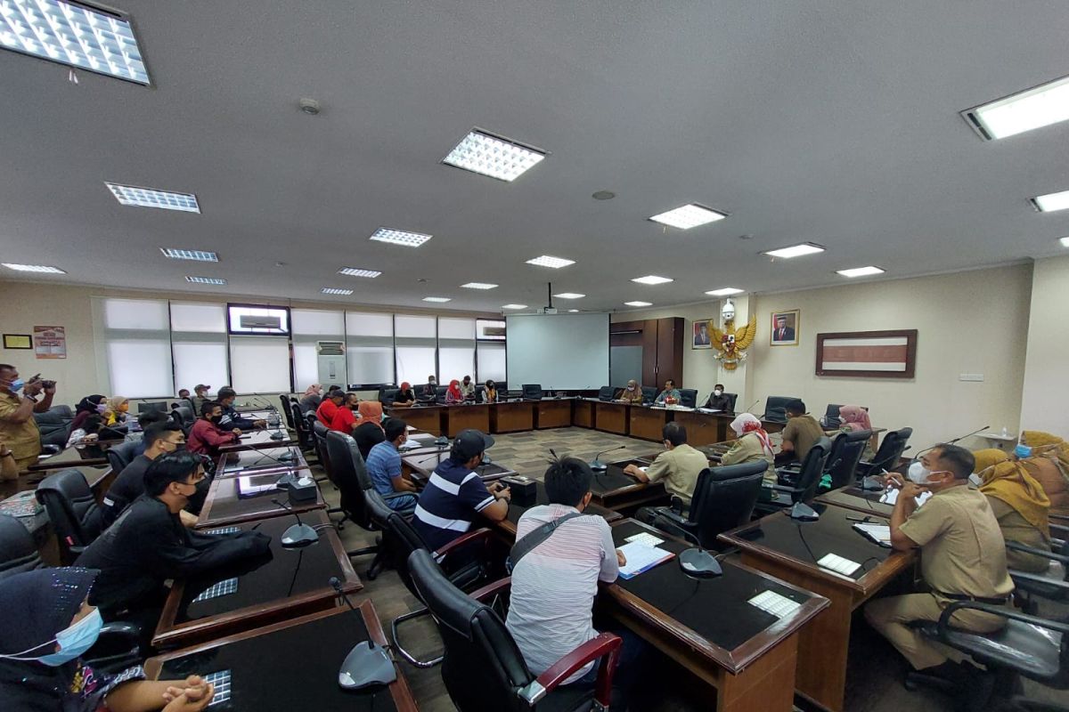 Belum dapat gaji sejak April 2020, puluhan karyawan Hotel Basko mengadu ke DPRD Sumbar