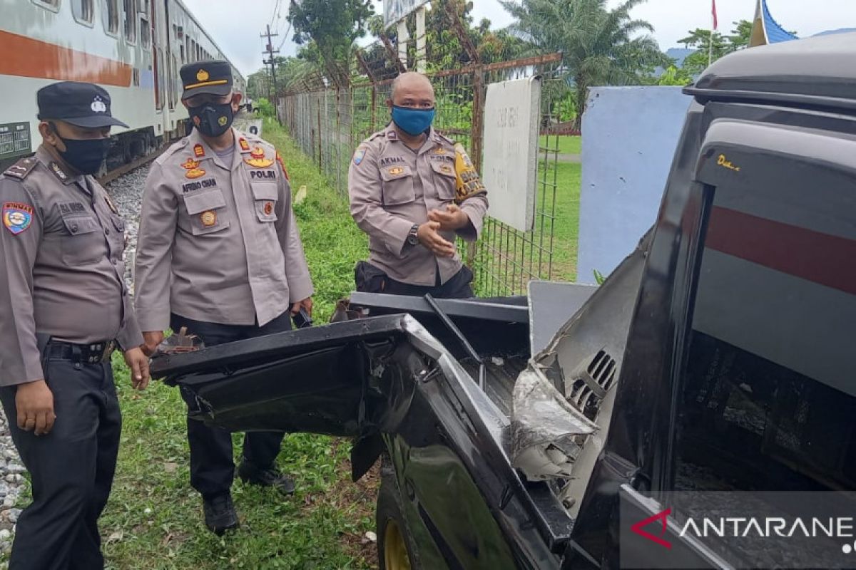 Mobil pikap plat merah itu, rusak berat ditabrak kereta api