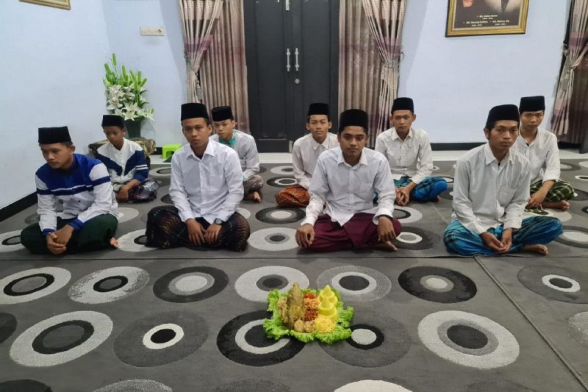 Sepekan, dana abadi pesantren hingga berdampingan dengan COVID-19