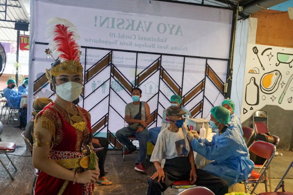 Pelaku seni dan budaya Yogyakarta menjalani vaksinasi