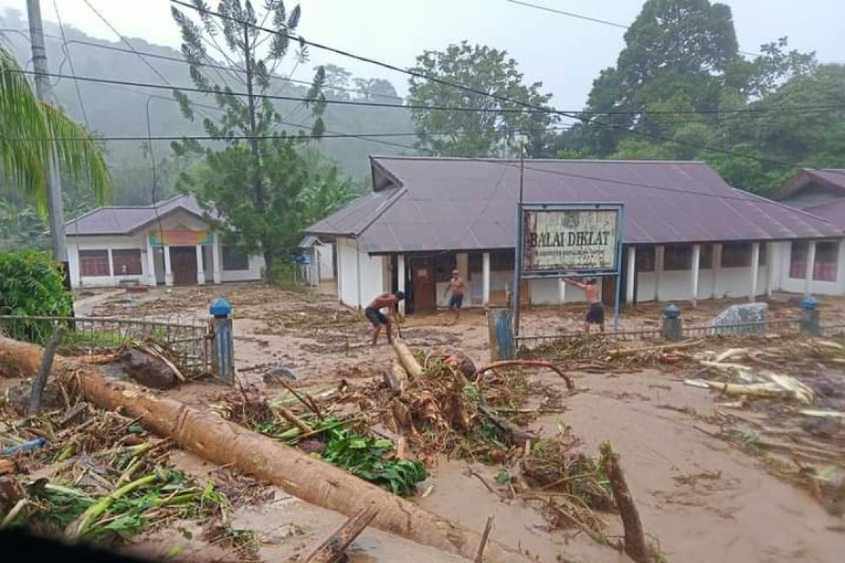 Hujan lebat menyebabkan banjir di Serui, Kepulauan Yapen Papua