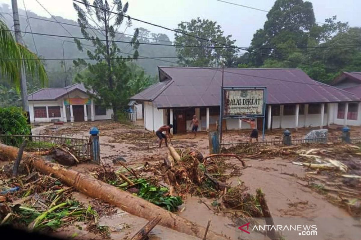Hujan lebat menyebabkan banjir di Serui, Kepulauan Yapen