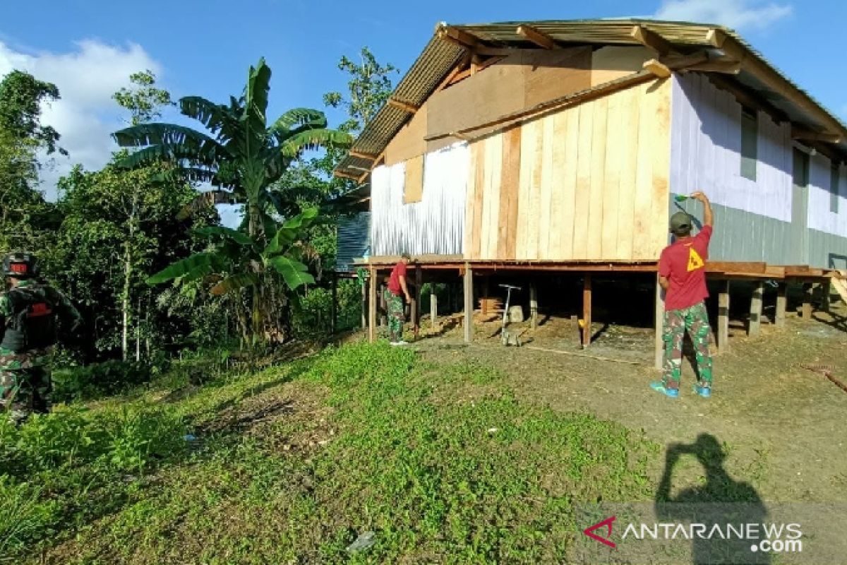 Satgas TNI Yonif 131 renovasi rumah warga di perbatasan RI-PNG