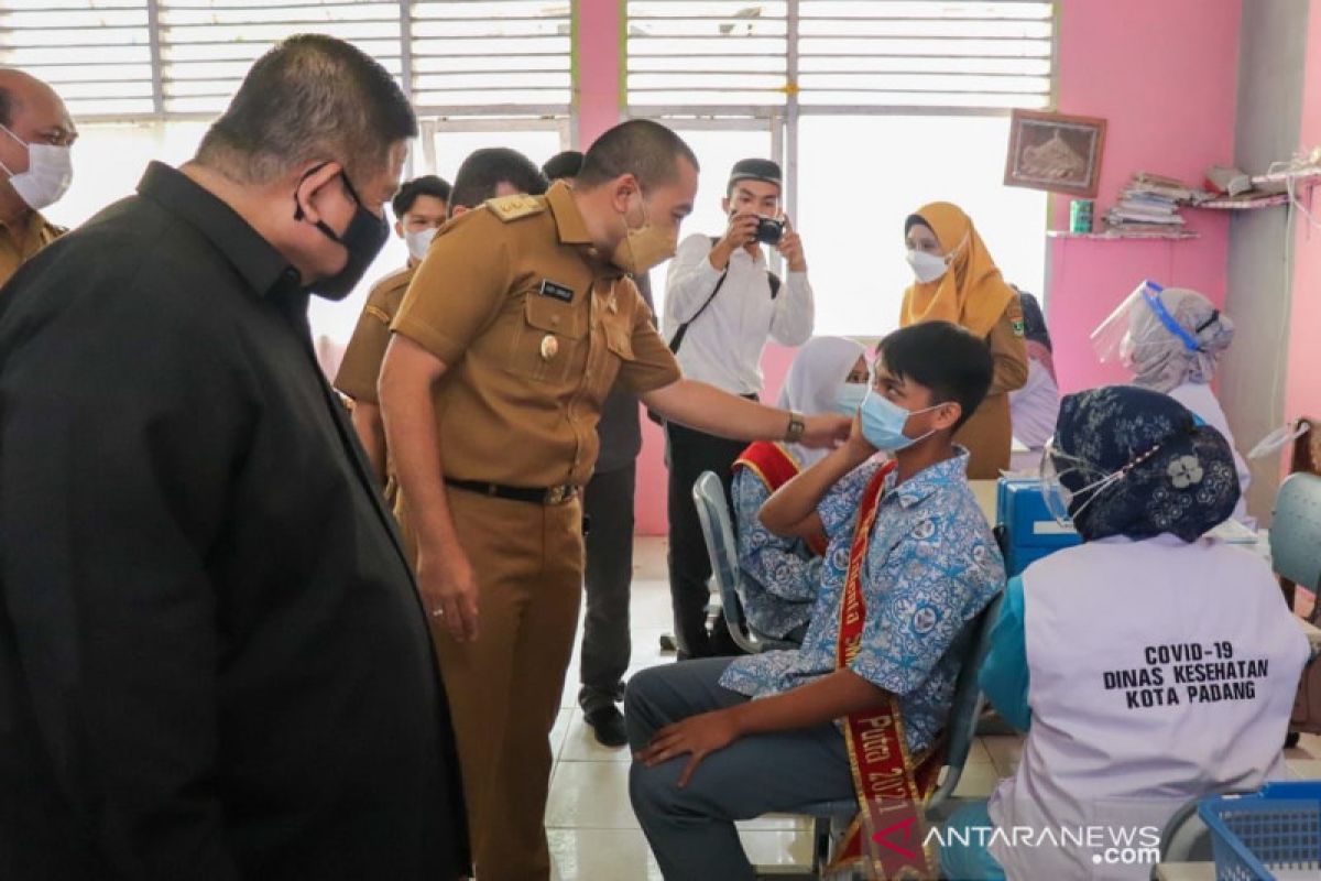 West Sumatra holds mass vaccination campaign for 250 thousand students