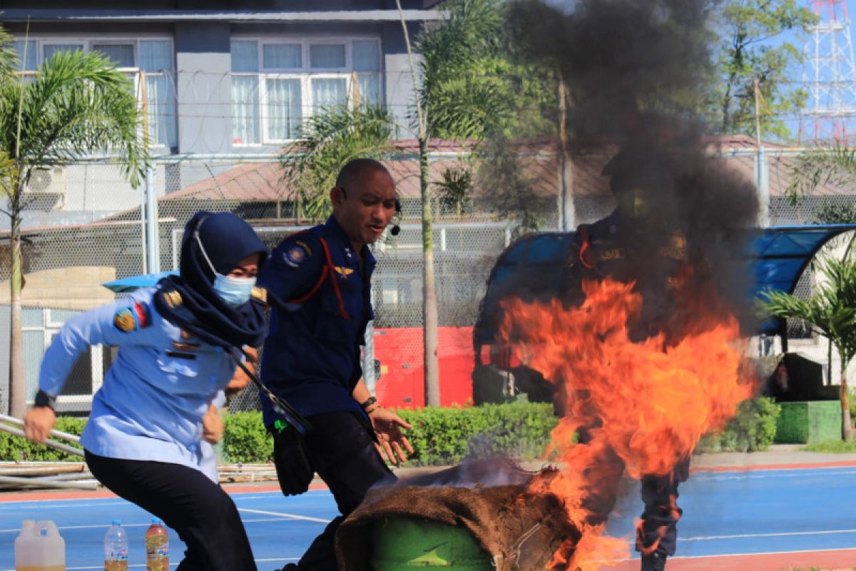 Pegawai dan warga binaan Rutan Makassar dibekali pelatihan antisipasi kebakaran