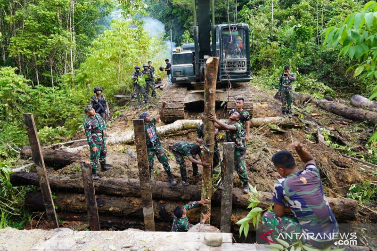 TNI dan Polri perbaiki Jembatan yang dirusak KNPB di Maybrat
