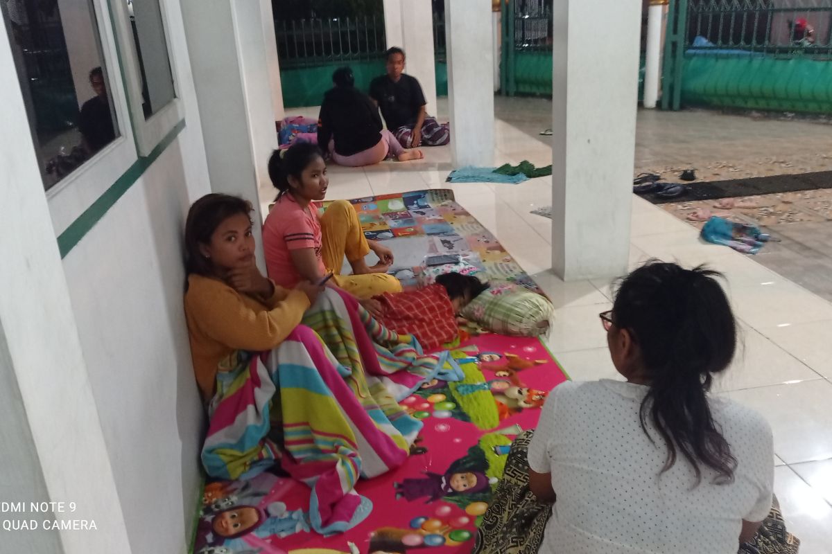 Warga Sentral Rangkasbitung mengungsi karena rumah terendam banjir