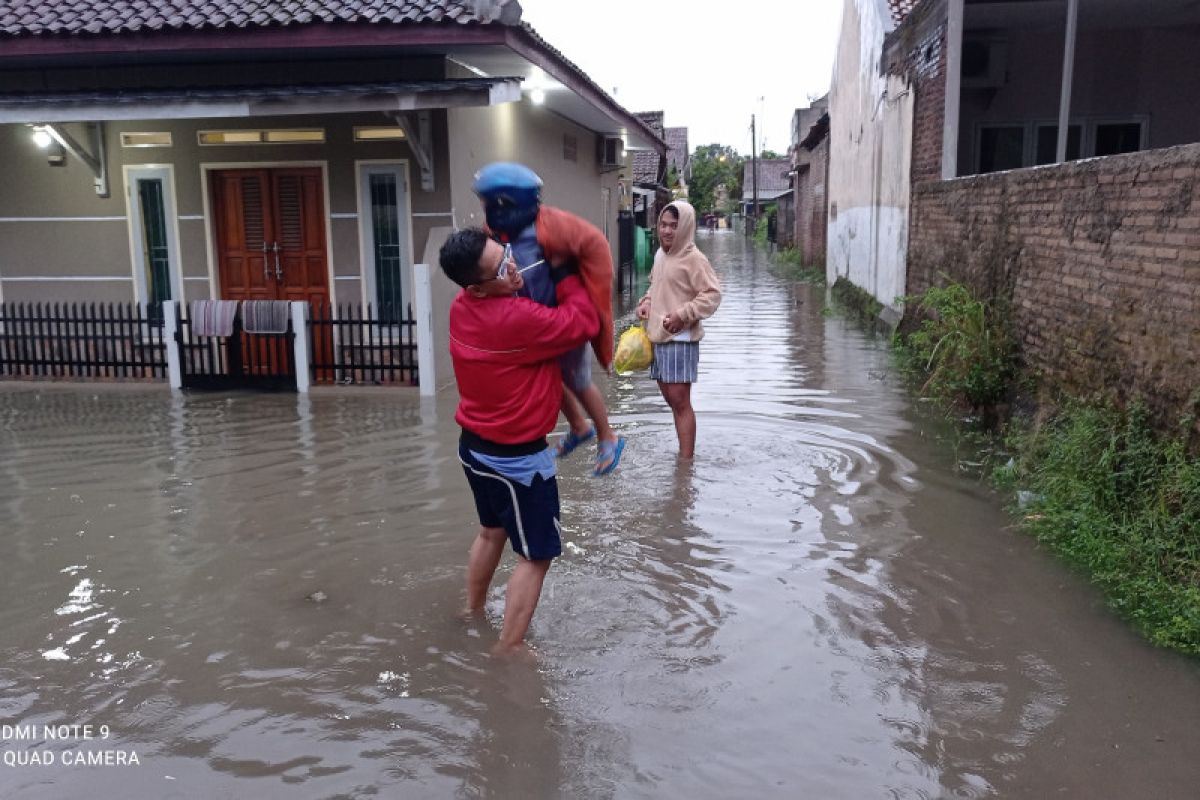 Floods inundate Rangkasbitung residential areas in Banten