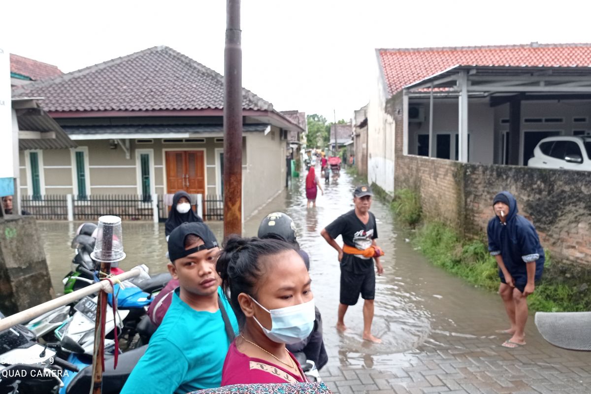 BPBD Kabupaten Lebak mengevakuasi warga yang rumahnya kebanjiran