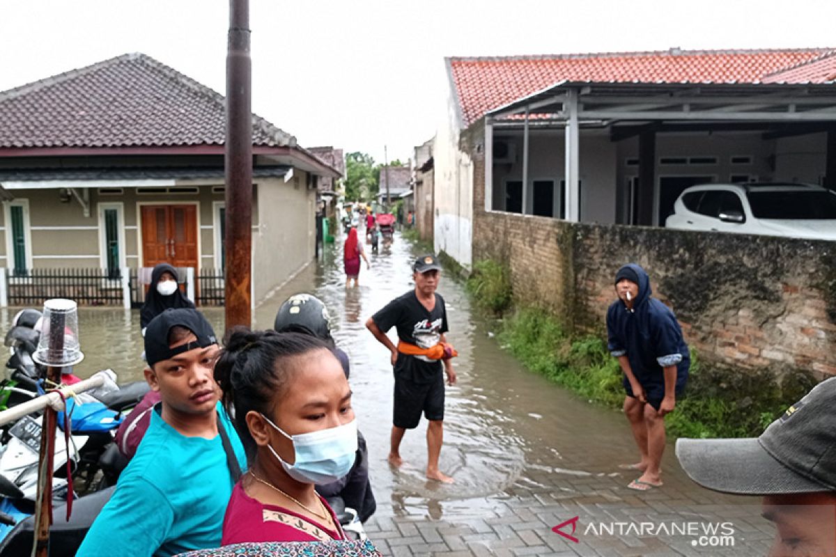 BPBD Lebak mengevakuasi warga yang rumahnya kebanjiran