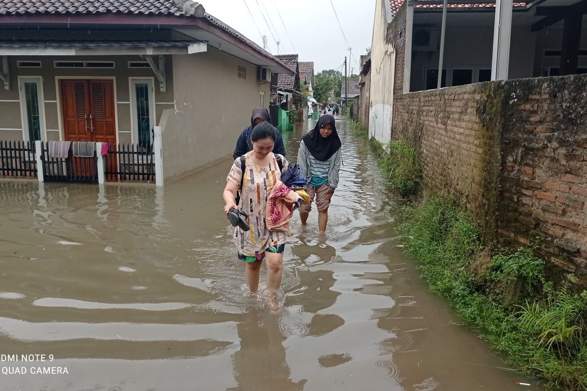Sebanyak 1.162 rumah di Lebak terendam banjir dan seorang dilaporkan meninggal