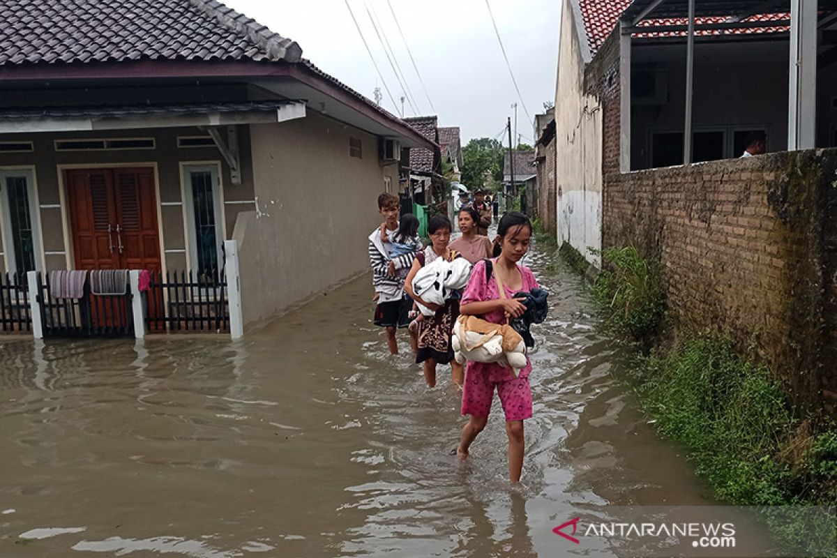 Bupati Lebak Iti Octavia  instruksikan BPBD dirikan dapur umum untuk korban banjir