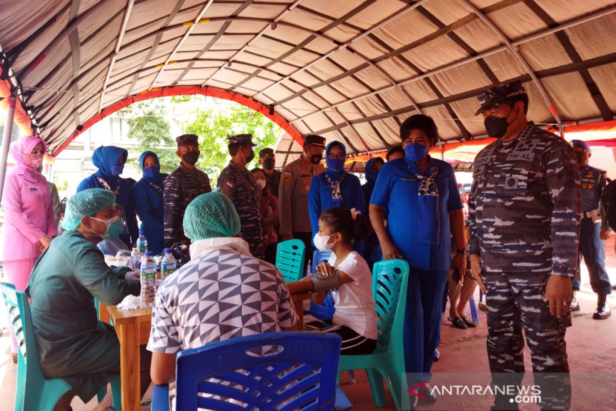 Kasal tinjau serbuan vaksinasi maritim di Labuan Bajo