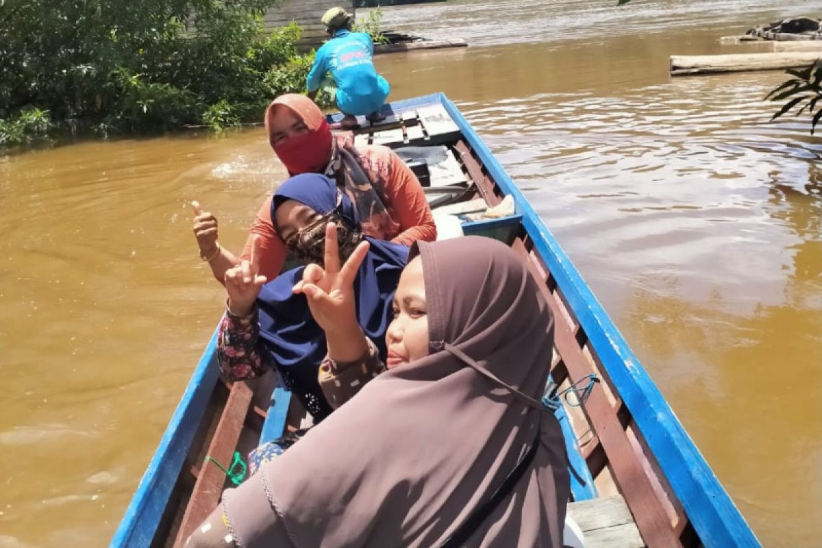 Perjuangan guru PAUD Murung Raya cari sinyal di tengah banjir