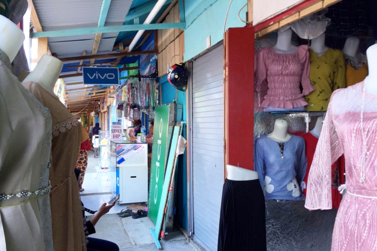 Pedagang relokasi di pasar apung Ambon nikmati layanan listrik, gairahkan perekonomian