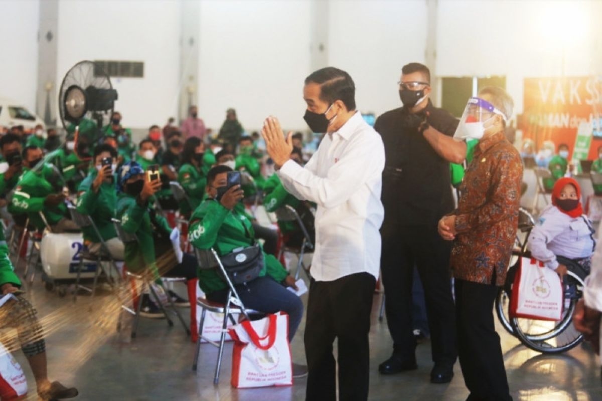 President inspects disabled-friendly Grab vaccination center