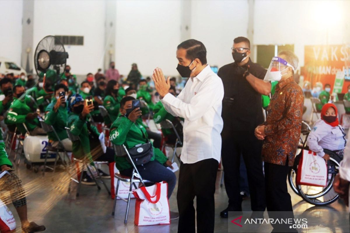 Presiden Jokowi tinjau pusat vaksinasi Grab yang ramah disabilitas