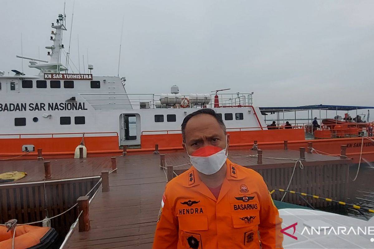 SAR Jakarta menyelamatkan penyintas kapal terbalik di Teluk Jakarta