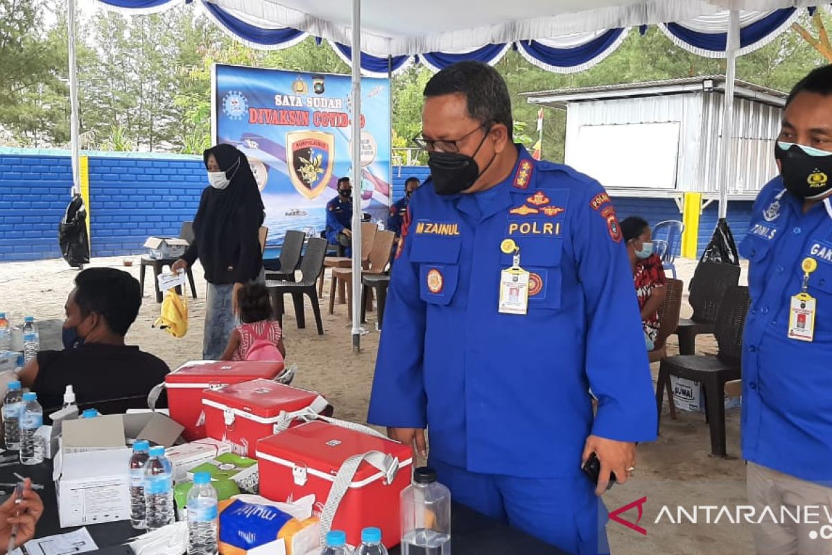 Ditpolair Polda Babel berikan layanan vaksinasi masyarakat nelayan