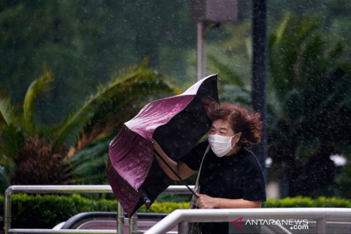 Topan Kompasu di China Selatan, banjir di utara renggut 15 nyawa