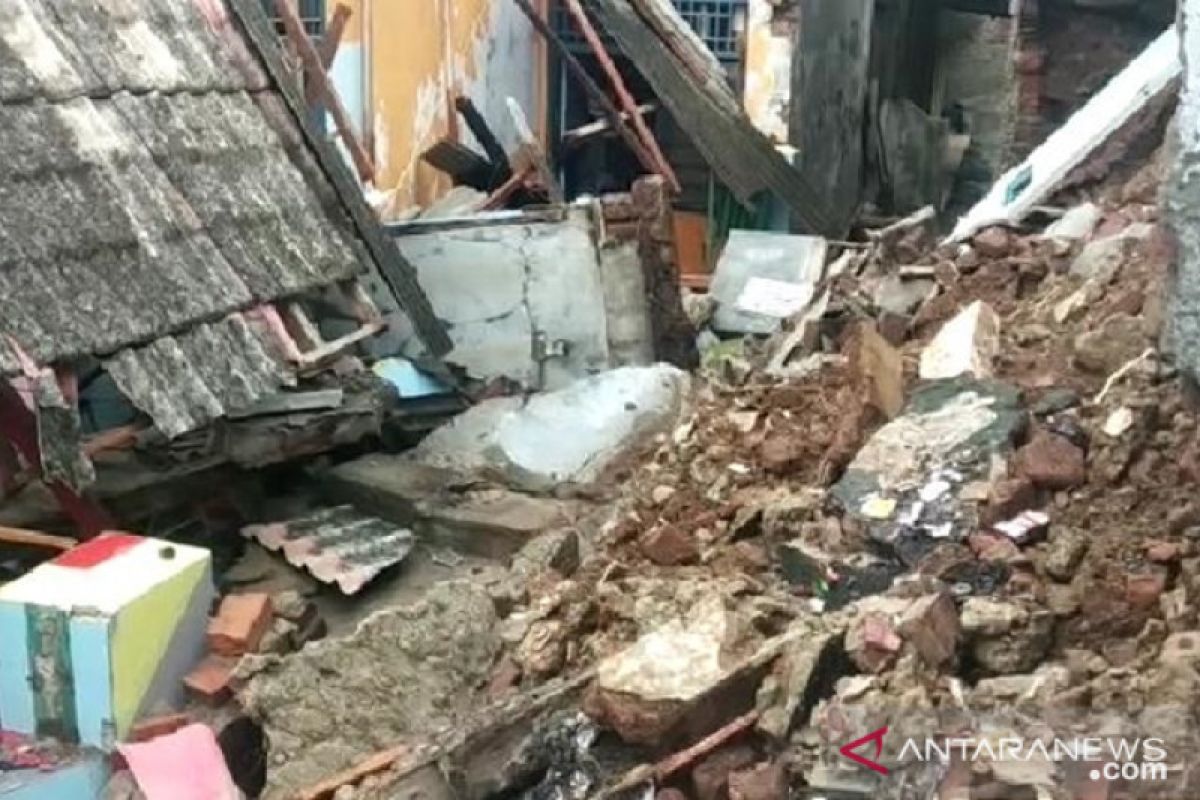 Banjir disertai angin di Kota Serang sebabkan longsor dan rumah roboh
