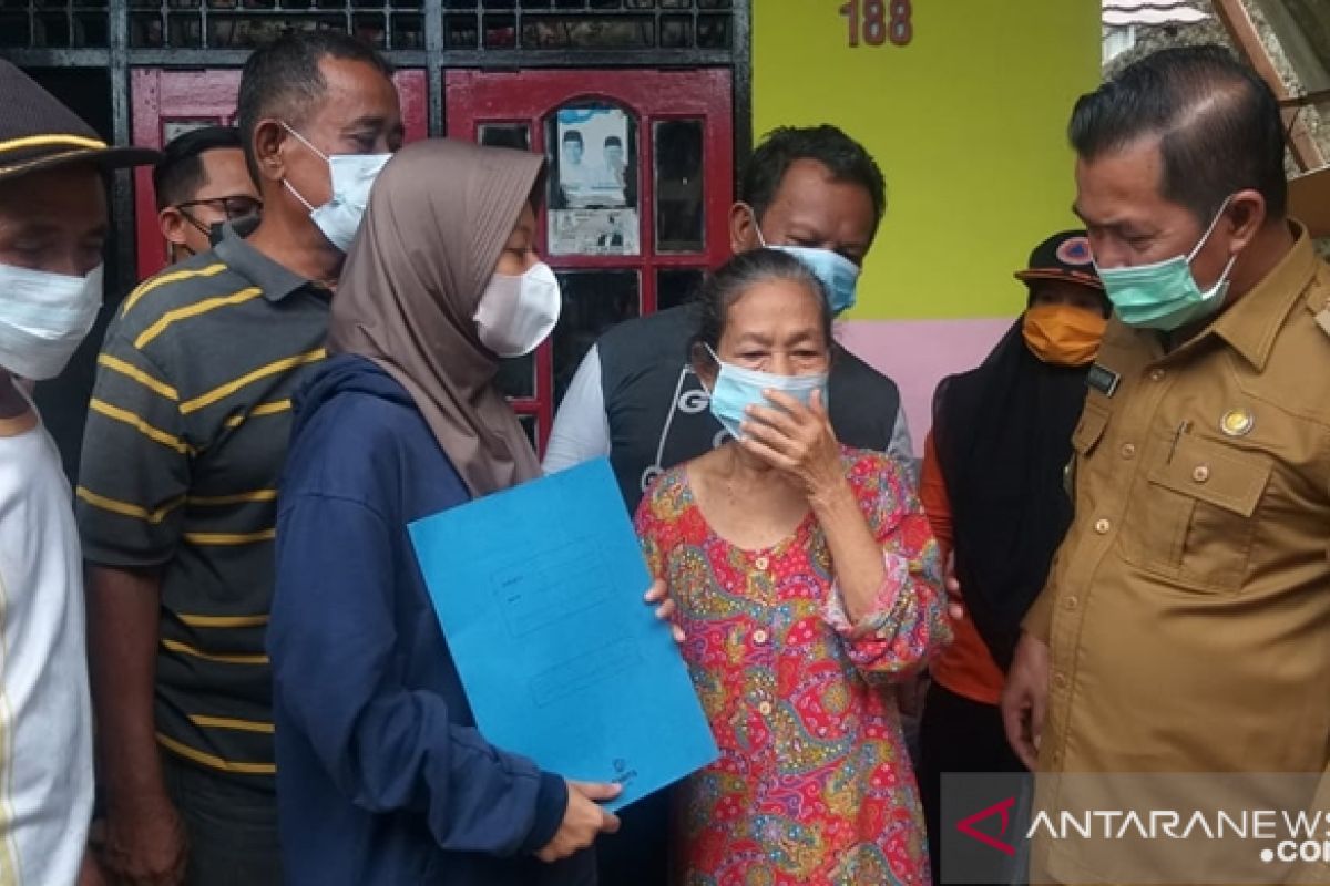 Banjir disertai angin di Kota Serang sebabkan longsor dan rumah roboh