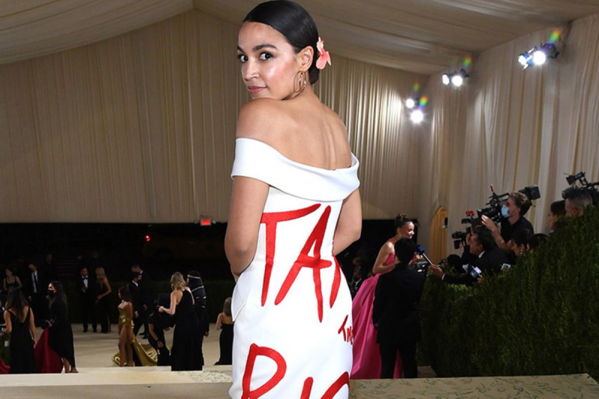 Ocasio-Cortez kenakan gaun berslogan politis di Met Gala 2021