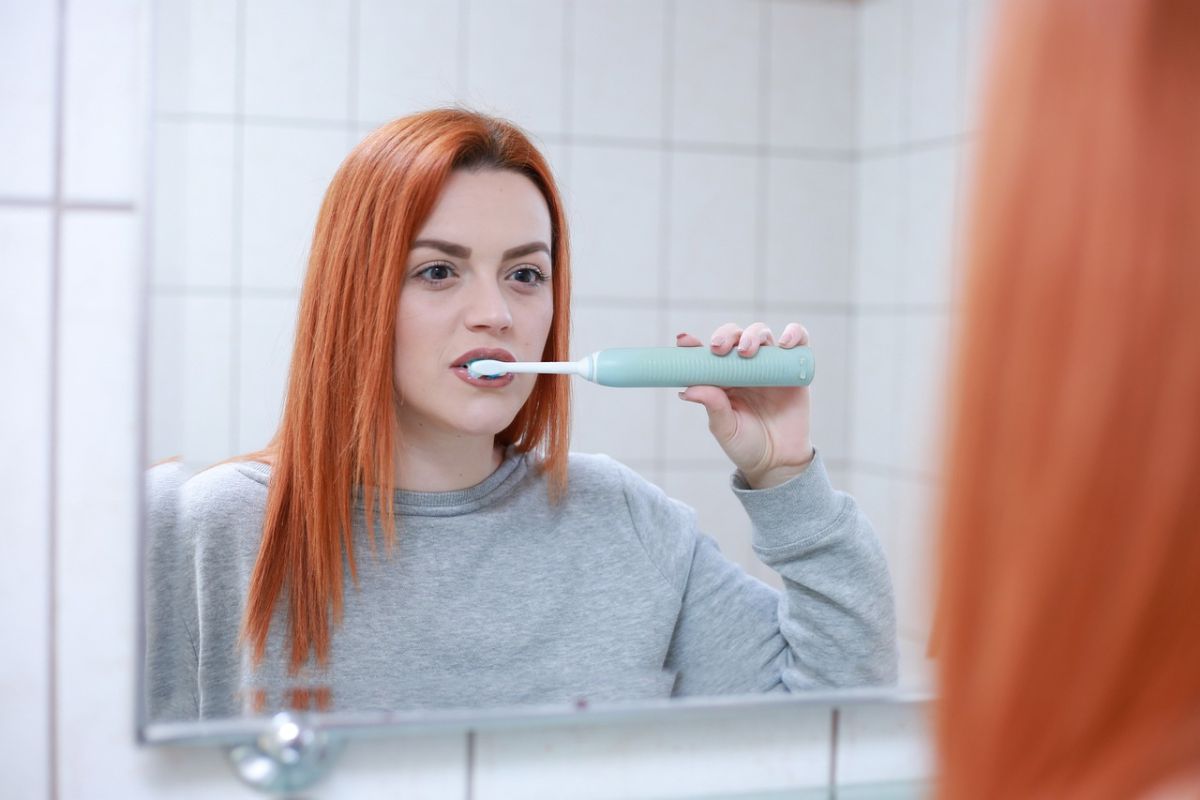 Masih banyak masyarakat Indonesia keliru saat menyikat gigi