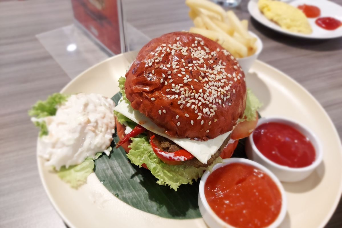 Nikmati dendeng burger bercitarasa makanan Minang seharga Rp35 ribu di Truntum Hotel Padang