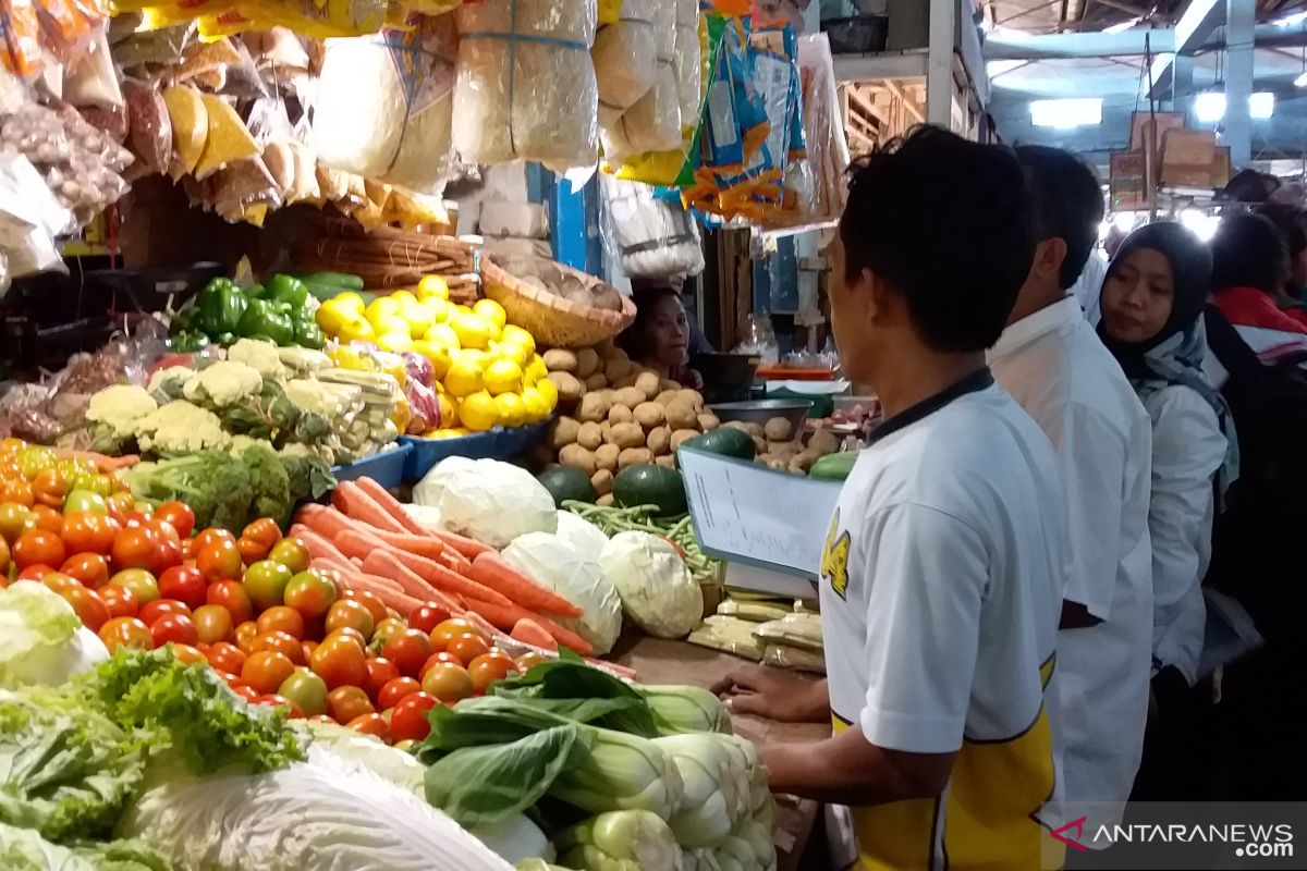 Jelang musim hujan, harga sayur mayur di Jember stabil