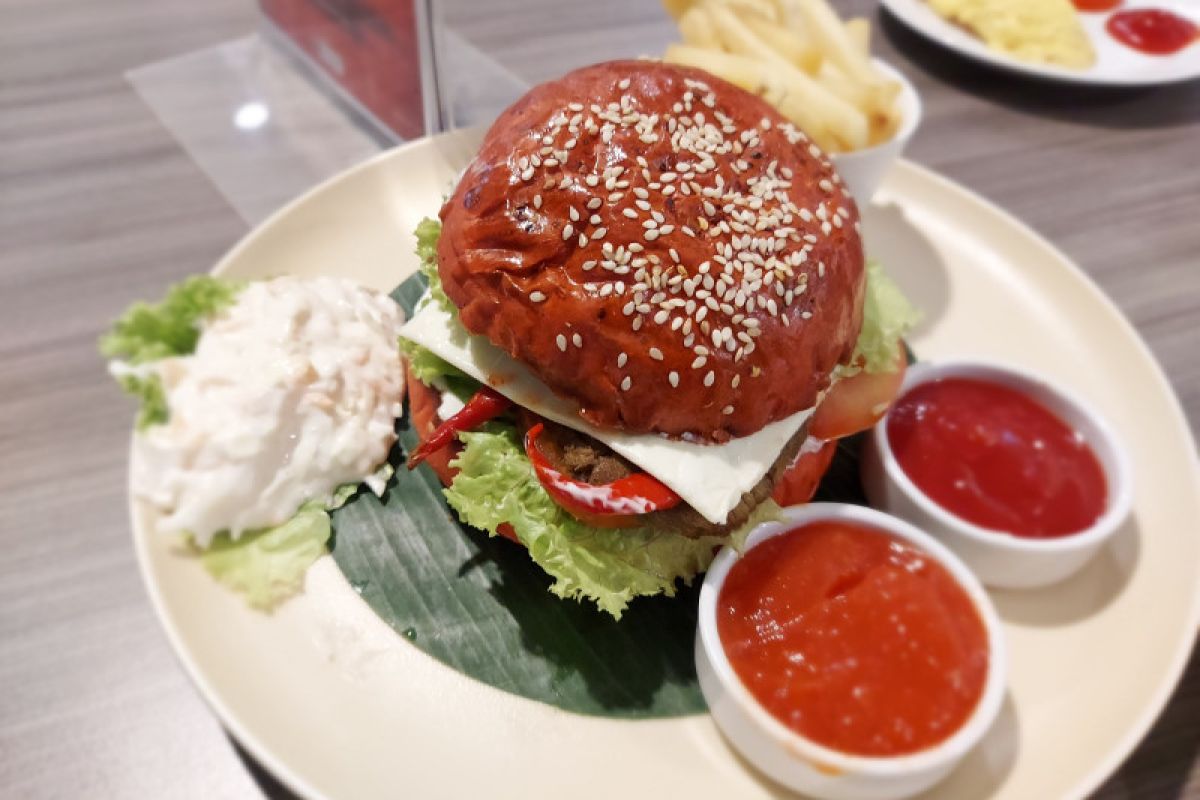 Hotel Truntum Padang luncurkan menu dendeng burger
