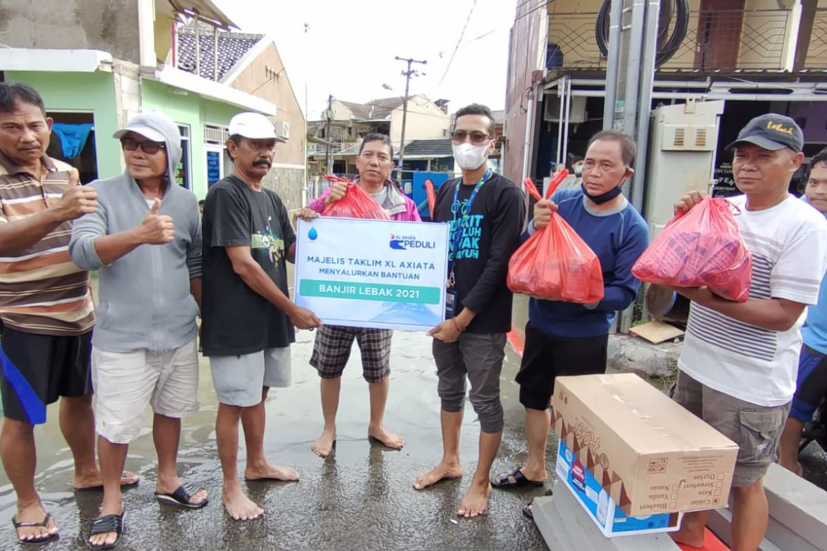 Majlis Ta'lim XL Axiata salurkan bantuan korban banjir di Lebak