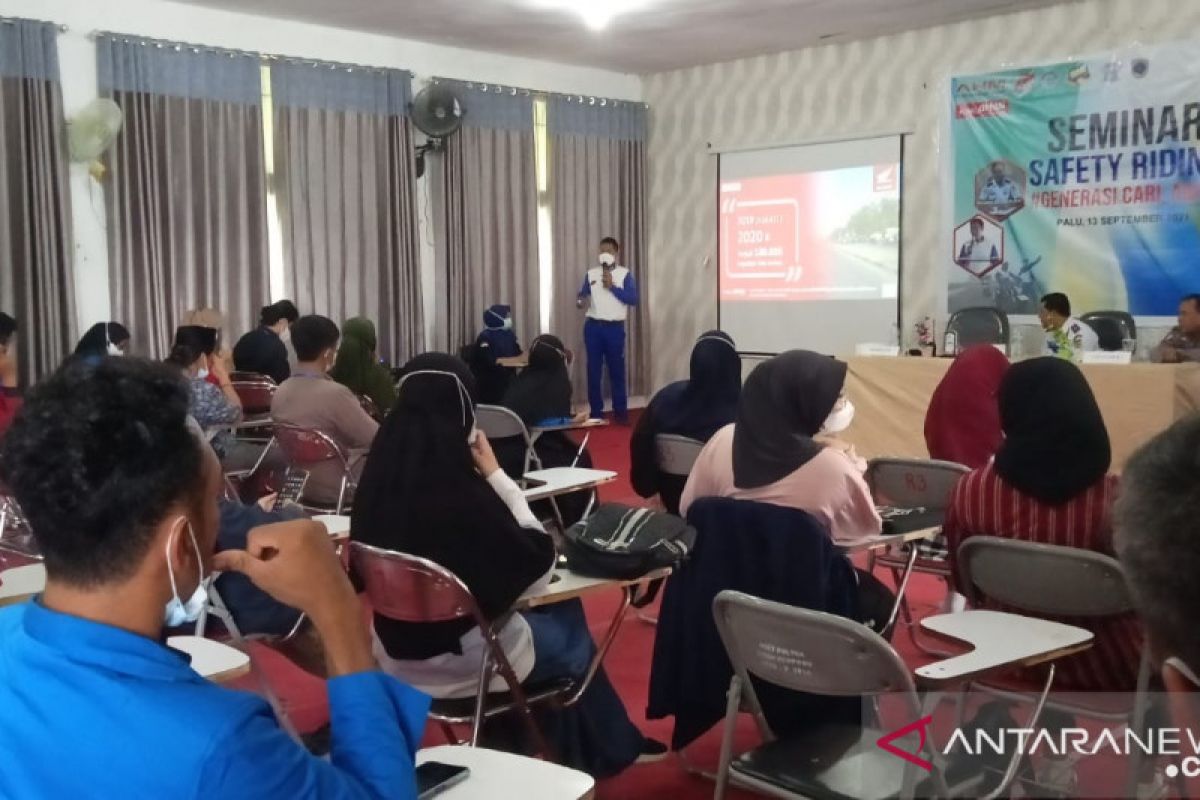 Honda Sulteng gelar Kampanye Keselamatan Dengan Protokol Kesehatan Ketat " Seminar Safety Riding #Generasi Cari_aman "