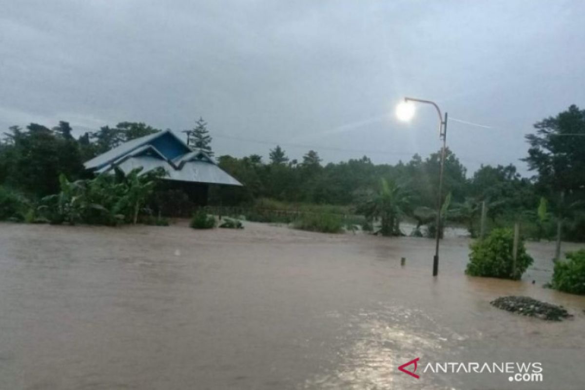 Hujan lebat menyebabkan banjir di perkampungan Distrik Wanggar, Nabire
