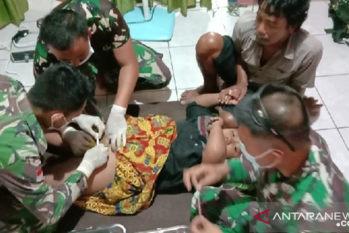 Satgas TNI bantu sunatan gratis untuk anak di perbatasan RI-PNG