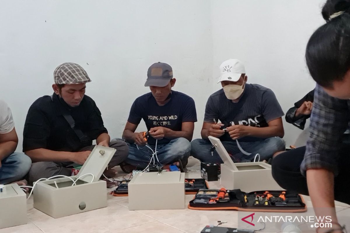 Panel surya IT Telkom terangi Desa Ngeni Blitar