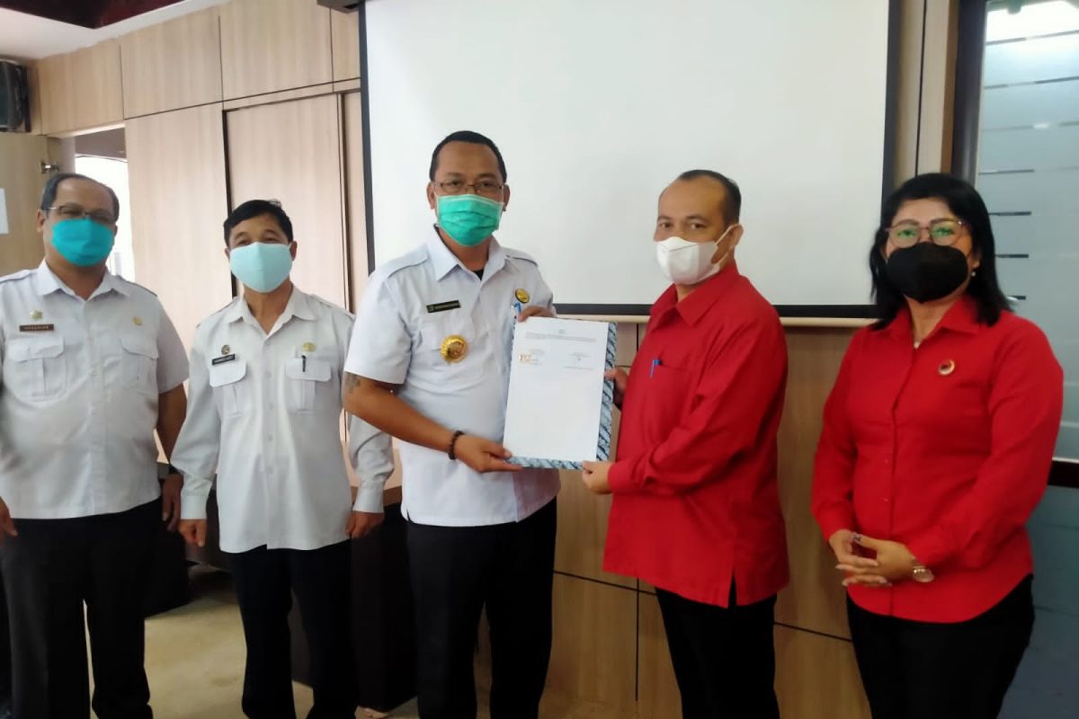 Bupati Bengkayang serahkan bantuan keuangan 8 partai politik