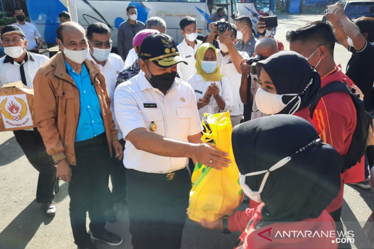 Wakil gubernur Sumatera barat lepas kontingen pertama berangkat ke Papua