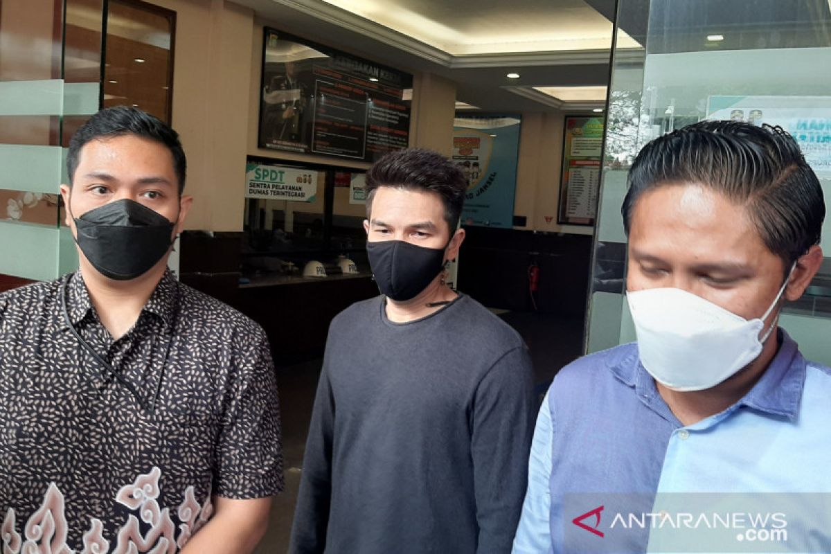 Jonathan Frizzy lengkapi bukti dugaan KDRT yang  dilakukan istrinya