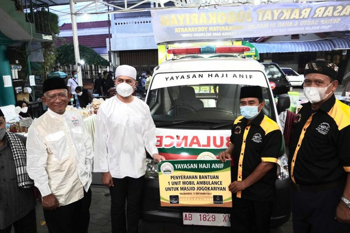Musa Rajekshah serahkan ambulans bantuan Yayasan H Anif untuk Masjid Jogokariyan Yogyakarta