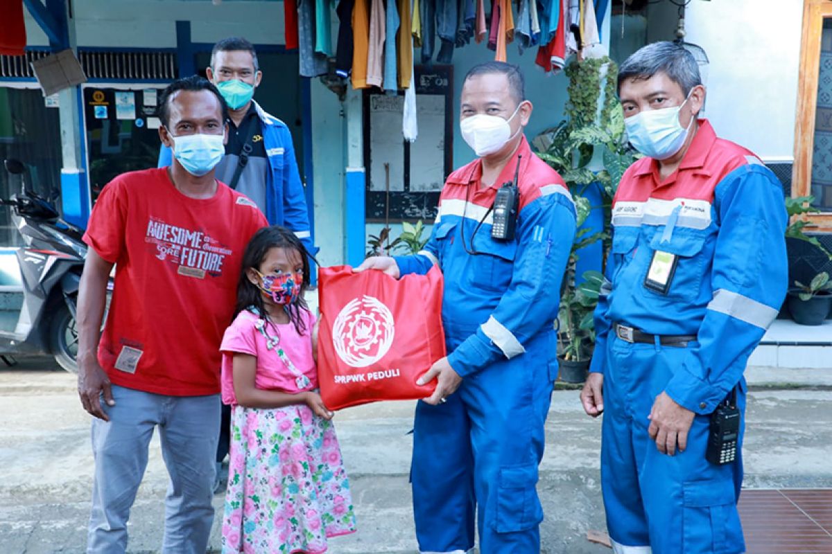 Serikat Pekerja Pertamina Cilacap bagikan 300 paket sembako