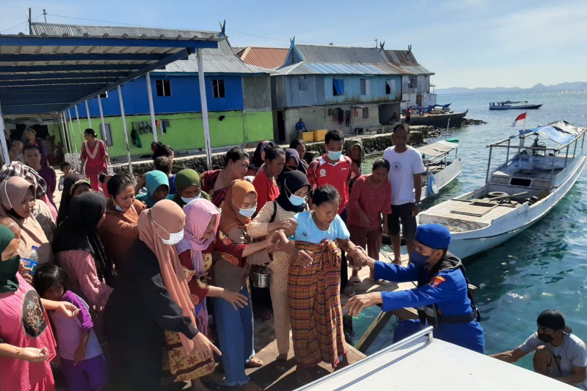 Polairud Labuan Bajo evakuasi ibu hamil dari Pulau Messah