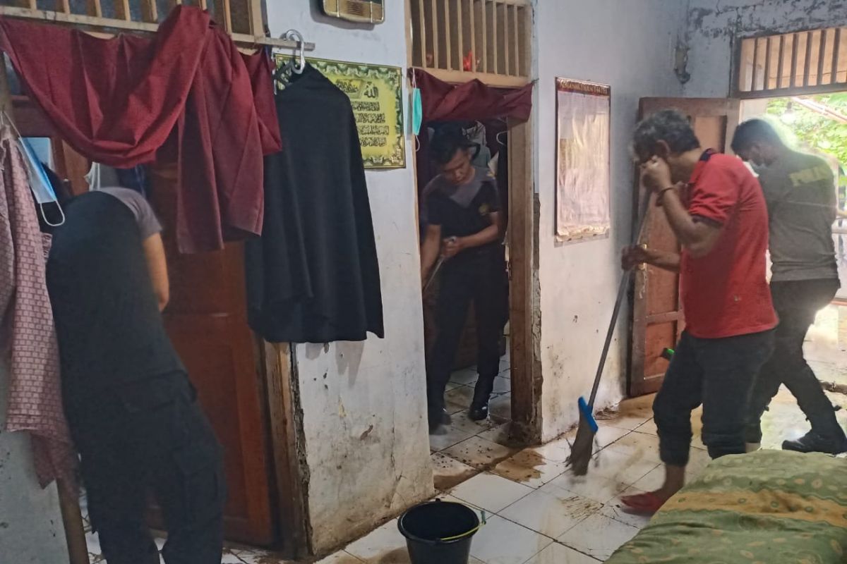 BPBD Provinsi  Banten salurkan bantuan bagi korban banjir di Pandeglang dan Lebak
